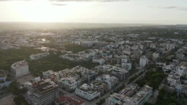 Arka planda Günbatımlı 4k Hava Şehri Üstgeçidi