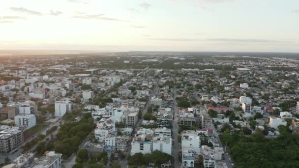 4k voador de cidade aérea com pôr do sol no fundo — Vídeo de Stock