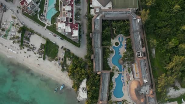 4k Direkt ner antenn med Resort Pool och kristall - stråle vatten vid solnedgången — Stockvideo