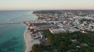 Mükemmel Mavi Su Üzerinde Hava Gündoğumu Çekimi Meksika Bungalovlarını gözler önüne serdi