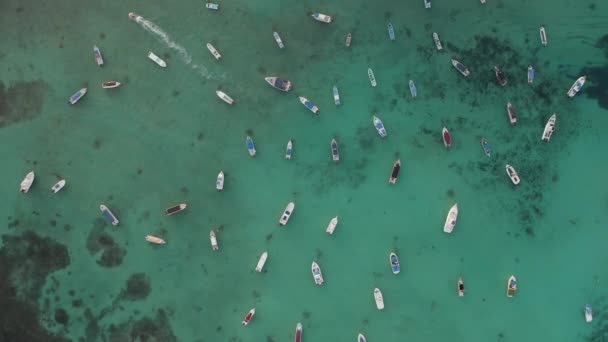 Беспилотное видео, пролетающее над пляжами, курортами и лодками в синей мексиканской воде — стоковое видео