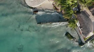 4k Hava Görüntüleri Kristal Mavi Dalgaların Üzerinde