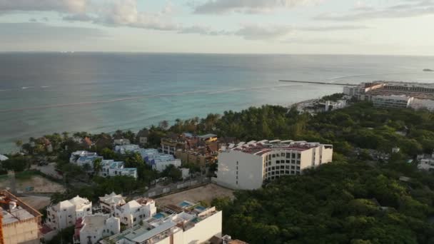 Círculo aéreo 4k em torno de um grande hotel no Caribe — Vídeo de Stock