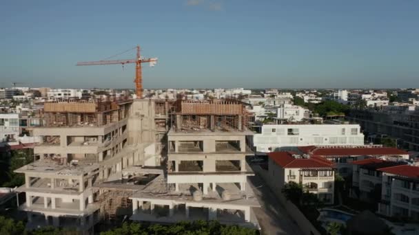 4k antenn cirkel runt ett oavslutat hotell Resort nära Cancun — Stockvideo