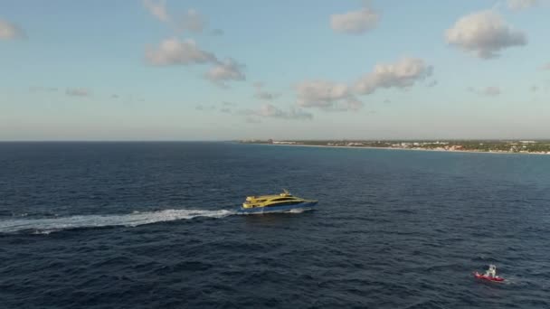 4k Drone Rastreando um barco azul e amarelo como ele vai para a cidade — Vídeo de Stock