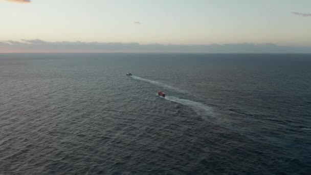 Images Aériennes Après Deux Bateaux En Mer Au Lever Du Soleil 