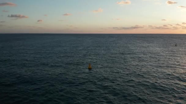 Absolutní klidný oceán při východu slunce jako ptáci létat podle - 4k letecké záběry — Stock video