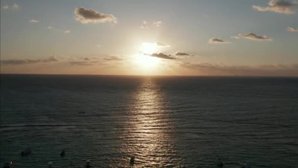 Descendiendo a un astillero al amanecer en el océano Caribe — Vídeo de stock