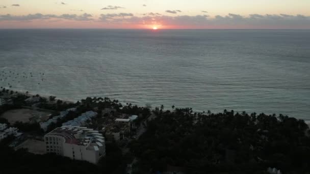 Napkeltekor szkennelni az óceánt a Napfelkeltekor a központban, egy strand közelében Cancúnban — Stock videók