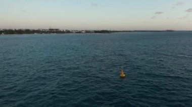 Flying Sunrise 'da Karayipler' de bir şamandırayı geçti - 4k Drone Görüntüsü