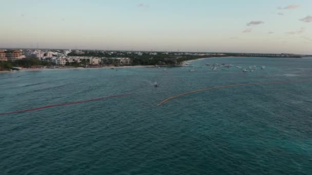 Flyover Barco de pesca saindo da baía ao nascer do sol na pequena cidade do Caribe - 4k aéreo — Vídeo de Stock