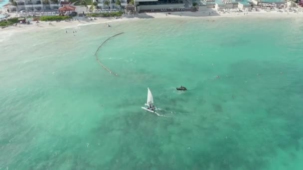 Ловля сейлбота в голубой воде Карибского моря - воздушный дрон — стоковое видео