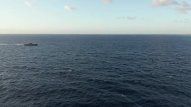Denize açılan bir feribotla buluşmak - 4k İHA görüntüsü
