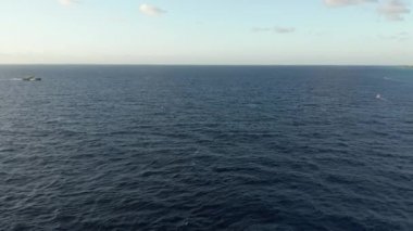 Denize Giden Feribotla Buluşma - Çok Uzakta - 4k Drone Görüntüsü