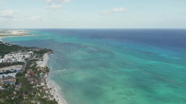 Swooping em água azul bonita do Caribe Aqua - 4k aérea — Vídeo de Stock