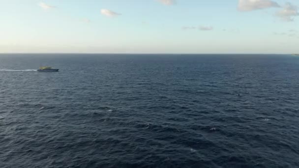 Találkozó egy komppal a tengerre - 4k Drone Footage — Stock videók