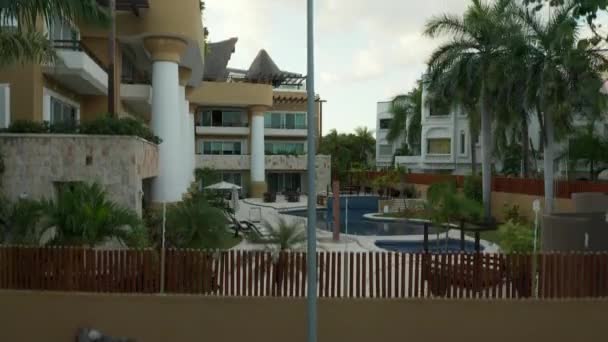 Drone startuje w Sunset Showcasing Resort w Playa del Carmen - 4k Aerial — Wideo stockowe