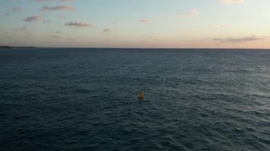 Sunrise 'da Karayiplerde Şamandıra Çevresinde Dönmek - 4k Drone Görüntüsü