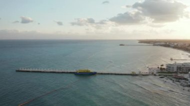 Okyanusun Üzerinde Tamamen Durgun Oturuyor - Merkezde Büyük Feribot