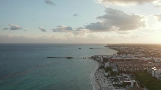 Para cima e para um navio ancorado fora de um resort no Caribe — Vídeo de Stock