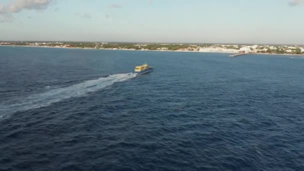 Filmagem aérea voando passou um barco sobre a doca em uma cidade Resort no México — Vídeo de Stock