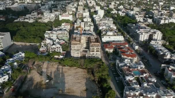 Vista aérea de un hotel inacabado en el Caribe mexicano — Vídeo de stock
