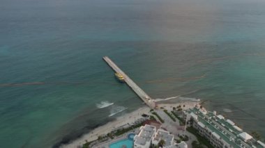 Karayipler 'deki Büyük Limanlı Feribotun İnişi ve İnişi - 4K