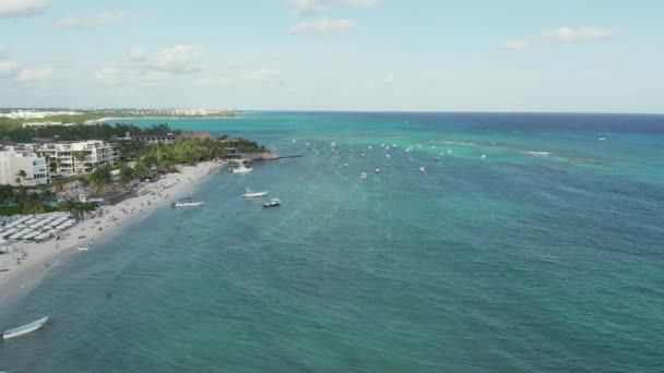 Perfecto Crystal Blue Water-Turned Boat Yard Flyover - 4k aéreo — Vídeos de Stock