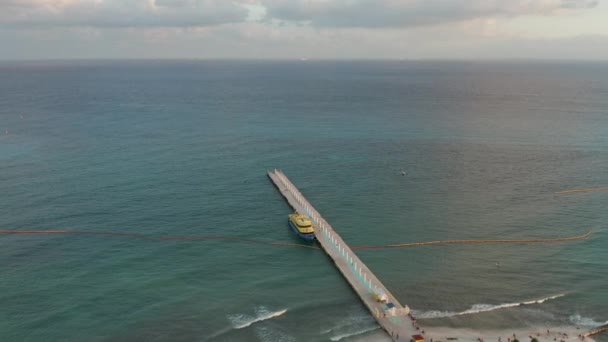 Rodeando un gran ferry atracado en el Caribe - 4k Aerial — Vídeo de stock