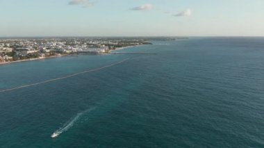 Hava Görüntüsü Uçuşu Bir Kuş Sürüsünü Geçti - 4k Drone Görüntüsü