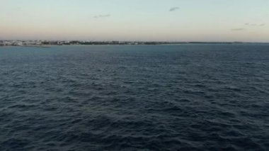 Gün doğumunda Dalgalı Suda Alçaktan Uçmak - Karayiplerin 4k Hava Görüntüsü