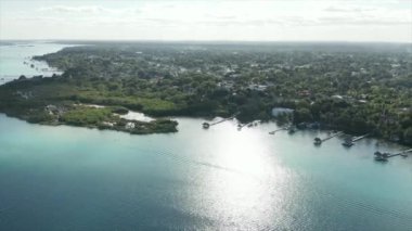 Bacalar, Meksika 'daki Güzel Mavi Göl - 4k Drone görüntülerinden geri çekiliyoruz.