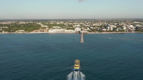 Filmagem aérea voando passou um barco prestes a mergulhar em torno do nascer do sol - 4k Drone — Vídeo de Stock