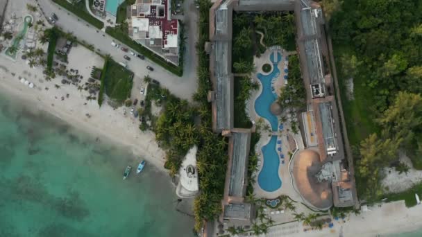 4k Aerial With Resort Pool And Crystal Water Backs Up Slowly Over Caribbean Sea — Stock Video
