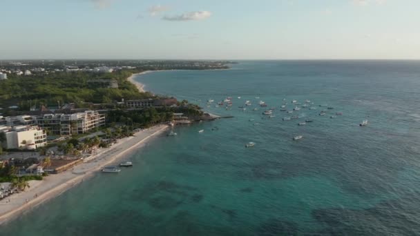 Swooping σε ένα κρυστάλλινο Clear Caribbean Boatyard - 4k Εναέρια Πλάνα — Αρχείο Βίντεο