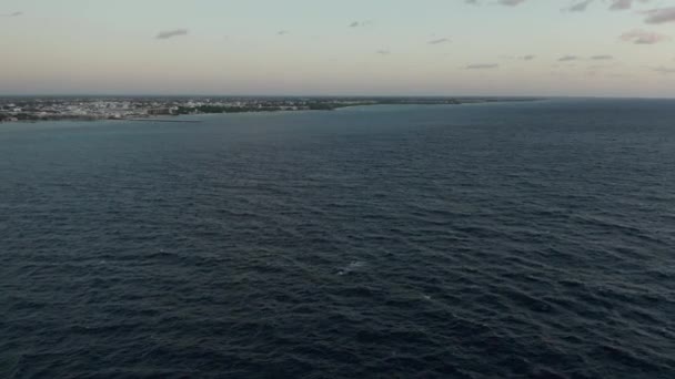 Alta Flying Across Mattina Choppy Water - 4k riprese aeree dei Caraibi — Video Stock