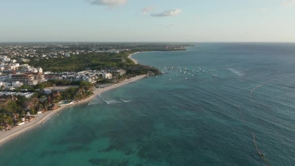 Alto vuelo por encima de un complejo de playa al amanecer - 4k de filmación aérea — Vídeos de Stock