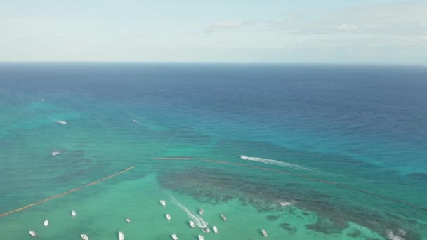 Ljusa Aqua Blue Caribbean vatten med båtar parkerade och rör sig - 4k antenn — Stockvideo