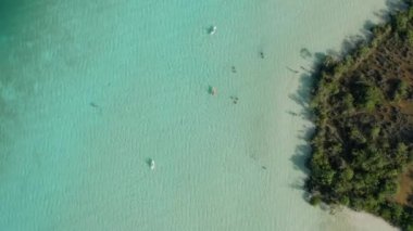 Belize yakınlarındaki Aqua Blue Lagoon 'da kano takibi - 4k Hava Atışı