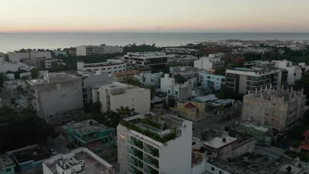 4k luchtfoto cirkel rond een dak club in een Caribische stad bij zonsopgang — Stockvideo