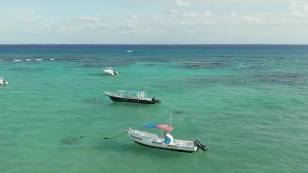 Moviéndose hacia arriba y hacia abajo mientras rodea una lancha motora en el prístino agua del Caribe — Vídeos de Stock