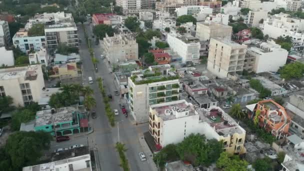 Tráfico en cámara lenta en una ciudad de playa exótica en el Caribe — Vídeo de stock