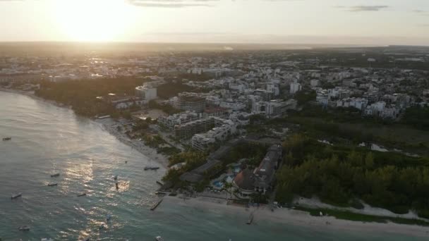 4k Aerial Video Honing in On Resort Pool at Sunset — Stock video