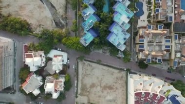 Karayip Deniz Suyu Dalgalanması ile sahil Resort Kuş Gözü Görünümü - 4k Havacılık
