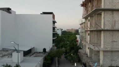 Bitmemiş bir binadan Cancun yakınlarındaki bir sahil kasabasına doğru geliyor.