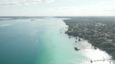 4k Aerial - Küçük Tekne Hareketli Aqua Mavi Su Gölü Manzarası 