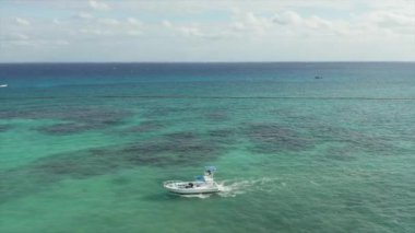 Cancun yakınlarındaki Kristal Temiz Karayip Suyu 'nda Bir Teknenin Arkasından 4k Hava Çekimi
