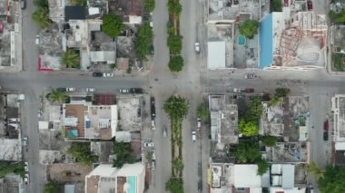 Cancun yakınlarındaki sahil kasabasındaki Median Strip 'i izleyen 4k hava dikey görüntüsü