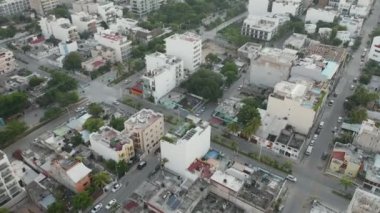 Gündoğumunda Cancun yakınlarındaki küçük bir sahil kasabasında 4k Hava Gözlem Taşıma Trafiği