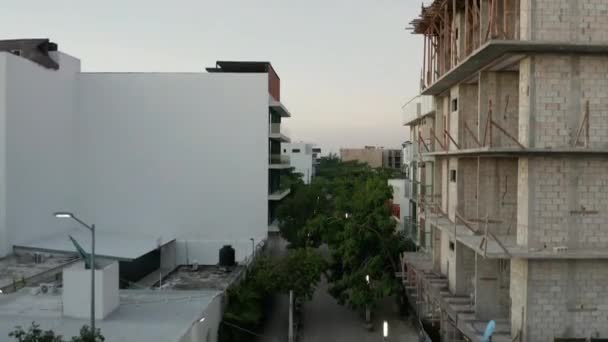 Возвращение из недостроенного здания с видом на пляжный городок под Канкуном — стоковое видео